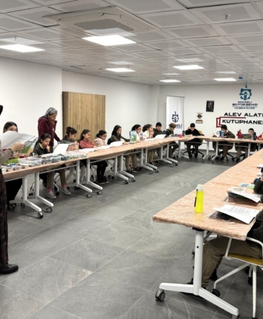 İlkokul öğrencileri elektronik atıklardan tablo yaptı