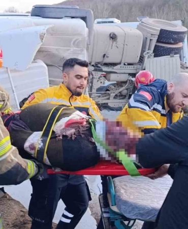 Kontrolden çıkan beton tankeri devrildi : Sürücü ağır yaralı