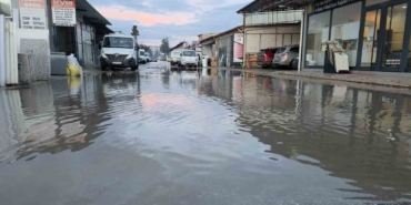 Yağmur sonrası sanayi sitesi sokakları su altında kaldı