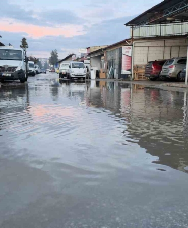 Yağmur sonrası sanayi sitesi sokakları su altında kaldı