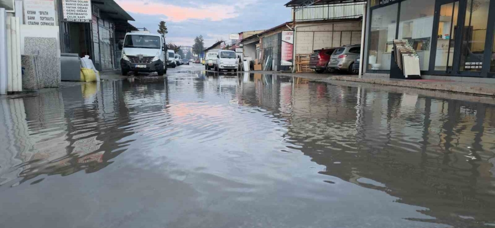 Yağmur sonrası sanayi sitesi sokakları su altında kaldı