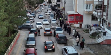Edirne’de iftar öncesi pide kuyruğu: Fırınların önü doldu taştı