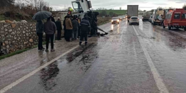 Gönen’de kamyon devrildi: 1 yaralı