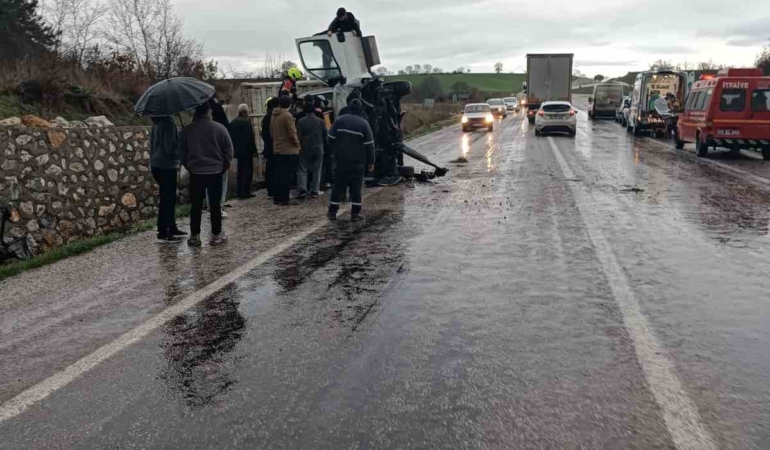 Gönen’de kamyon devrildi: 1 yaralı