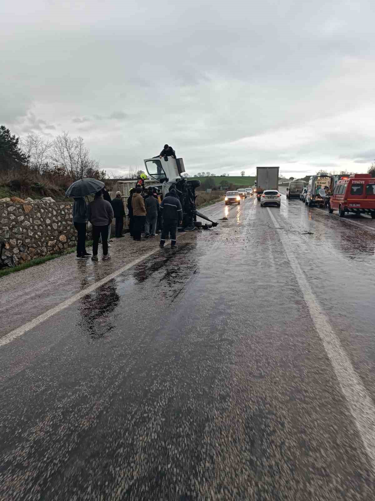 Gönen’de kamyon devrildi: 1 yaralı