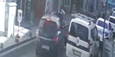 Tekirdağ’da ters yönden caddeye giren otomobille motosikletin çarpıştığı anlar kamerada