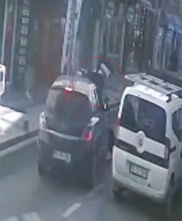 Tekirdağ’da ters yönden caddeye giren otomobille motosikletin çarpıştığı anlar kamerada