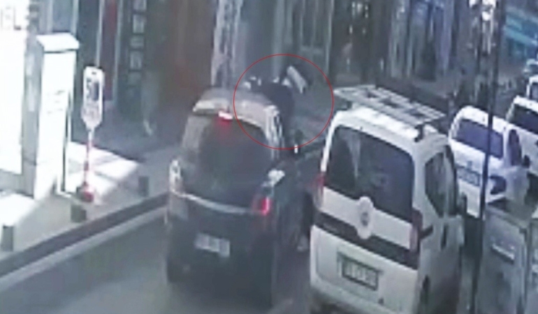 Tekirdağ’da ters yönden caddeye giren otomobille motosikletin çarpıştığı anlar kamerada