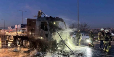 Alev topuna dönen tırdan geriye demir yığını kaldı