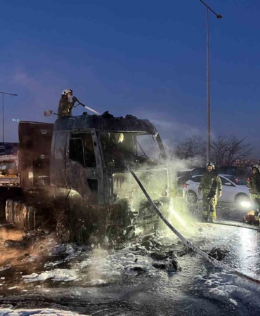 Alev topuna dönen tırdan geriye demir yığını kaldı