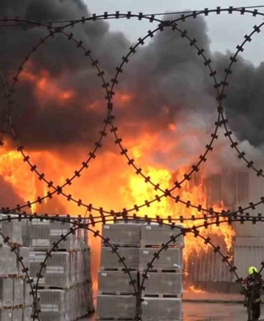 Yapı market deposundaki yangın kontrol altında