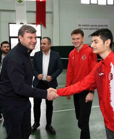 Ertuğrul Sağlam’dan genç sporculara ilham veren ziyaret