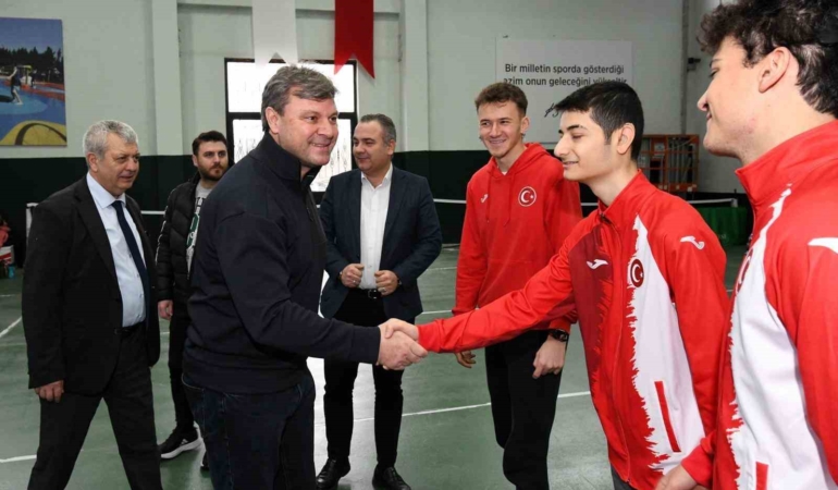 Ertuğrul Sağlam’dan genç sporculara ilham veren ziyaret