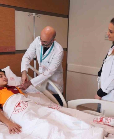 Beyin kanaması geçiren çocuk ameliyatsız tedavi ile hayata tutundu