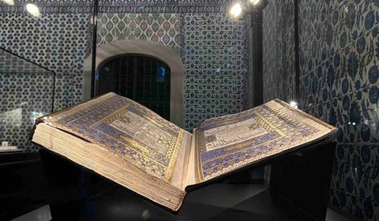 Osmanlı’nın en büyük mushafı Ramazan ayına özel ilk kez Topkapı Sarayı’nda sergide