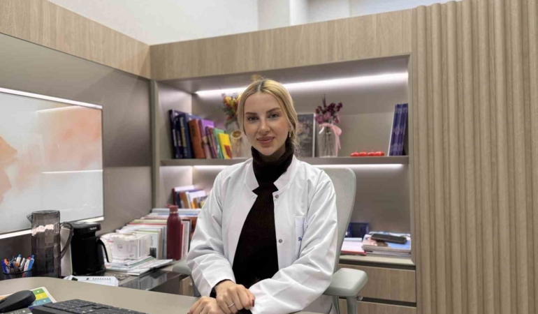 Uzmanlardan ’Çocuklarda makyaj’ uyarısı: “Pek çok cilt hastalığını çok çok erken yaşta görmeye başladık”