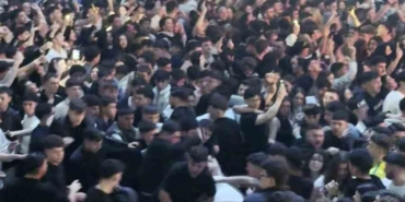 Tekme tokat darp edildi, çevredekiler aldırış etmeden müziğe ayak uydurdu