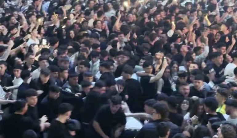 Tekme tokat darp edildi, çevredekiler aldırış etmeden müziğe ayak uydurdu