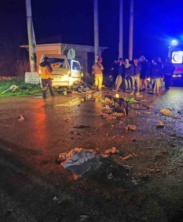 Bursa’da kamyonet ile otomobil çarpıştı: 2 yaralı