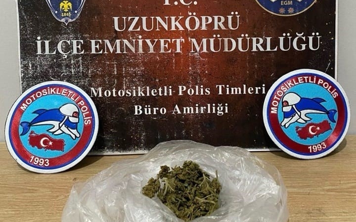 Edirne’de uyuşturucuya geçit yok: 1 şüphelinin üzerinde esrar ele geçirildi