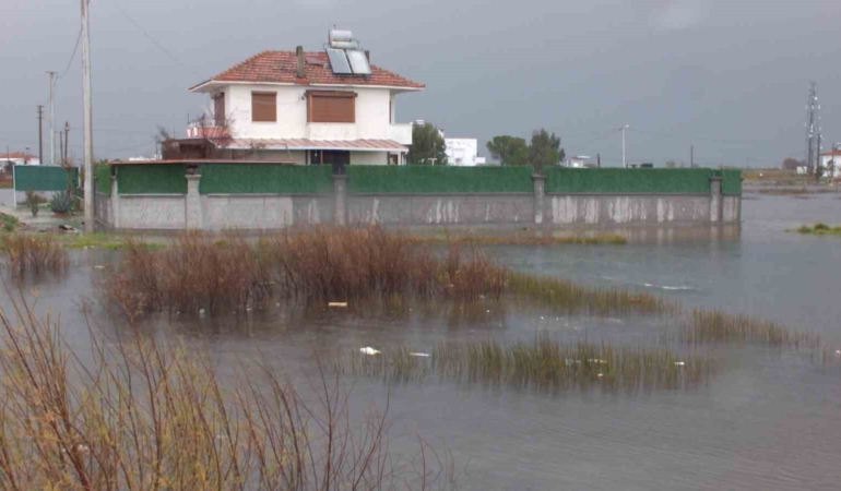 Balıkesir’de yazlıklar su altında kaldı