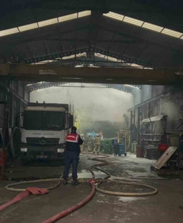 Eyüpsultan’da bulunan bir işyerinde henüz bilinmeyen bir nedenle yangın çıktı. Alevler iki iş yerine daha sıçradı. Olay yerine çok sayıda itfaiye ekibi sevk edildi.