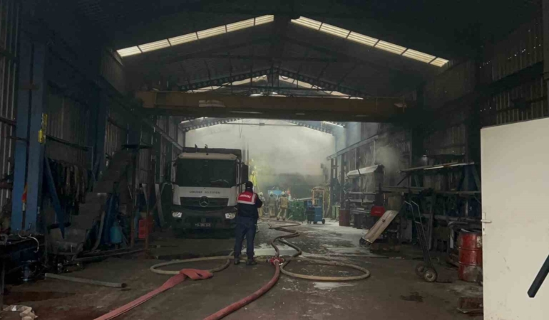 Eyüpsultan’da bulunan bir işyerinde henüz bilinmeyen bir nedenle yangın çıktı. Alevler iki iş yerine daha sıçradı. Olay yerine çok sayıda itfaiye ekibi sevk edildi.