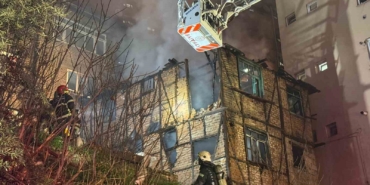 Alev alev yanan iki katlı ahşap metruk bina küle döndü