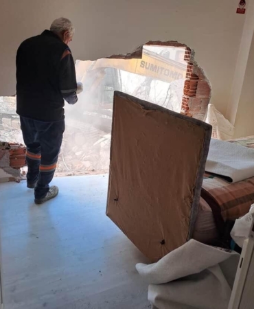 Karacabey’de inşaat çalışması yan binaya zarar verdi