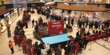 İndirim için geceden çadır kurup 8 saat yağmur altında beklediler