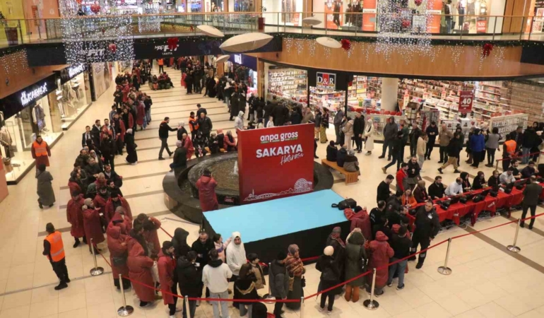 İndirim için geceden çadır kurup 8 saat yağmur altında beklediler