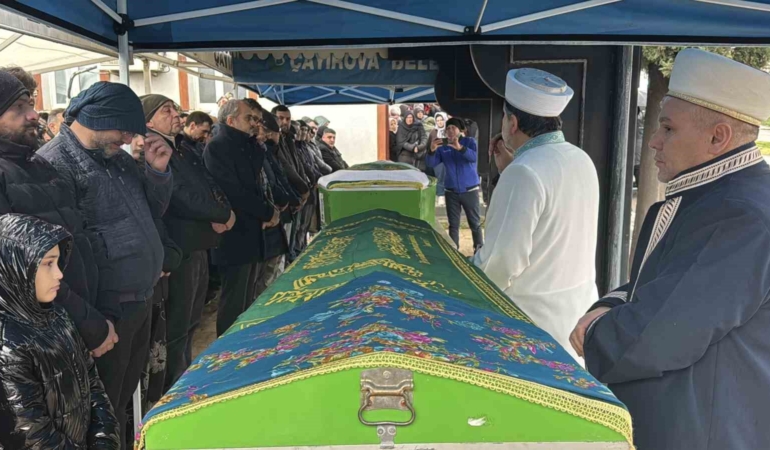 Burdur’daki kazada ölen aynı aileden 4 kişi Kocaeli’de toprağa verildi