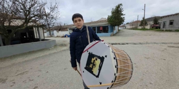 Edirne’nin en küçük Ramazan davulcusu 400 haneyi sahura kaldırıyor