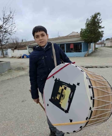 Edirne’nin en küçük Ramazan davulcusu 400 haneyi sahura kaldırıyor