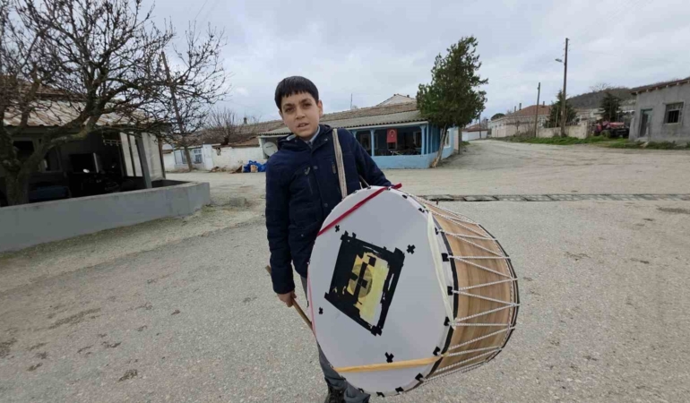 Edirne’nin en küçük Ramazan davulcusu 400 haneyi sahura kaldırıyor