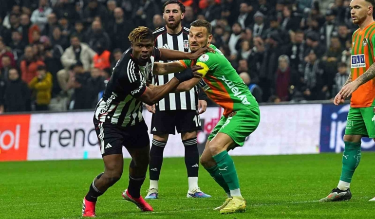 Trendyol Süper Lig: Beşiktaş: 0 - Corendon Alanyaspor: 1 (Maç devam ediyor)