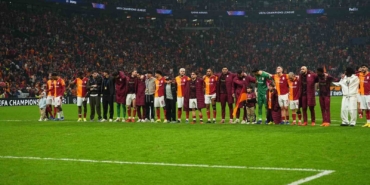 Galatasaraylı futbolcular galibiyeti taraftarıyla kutladı