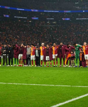 Galatasaraylı futbolcular galibiyeti taraftarıyla kutladı