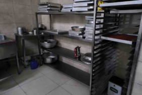 Tatlı hamurunu ayağıyla çiğnedi