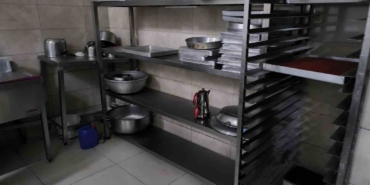 Tatlı hamurunu ayağıyla çiğnedi