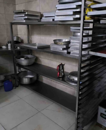 Tatlı hamurunu ayağıyla çiğnedi