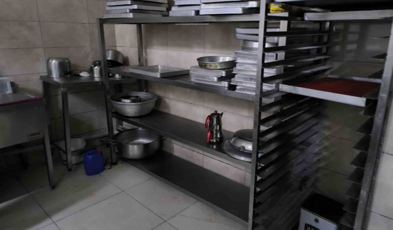 Tatlı hamurunu ayağıyla çiğnedi