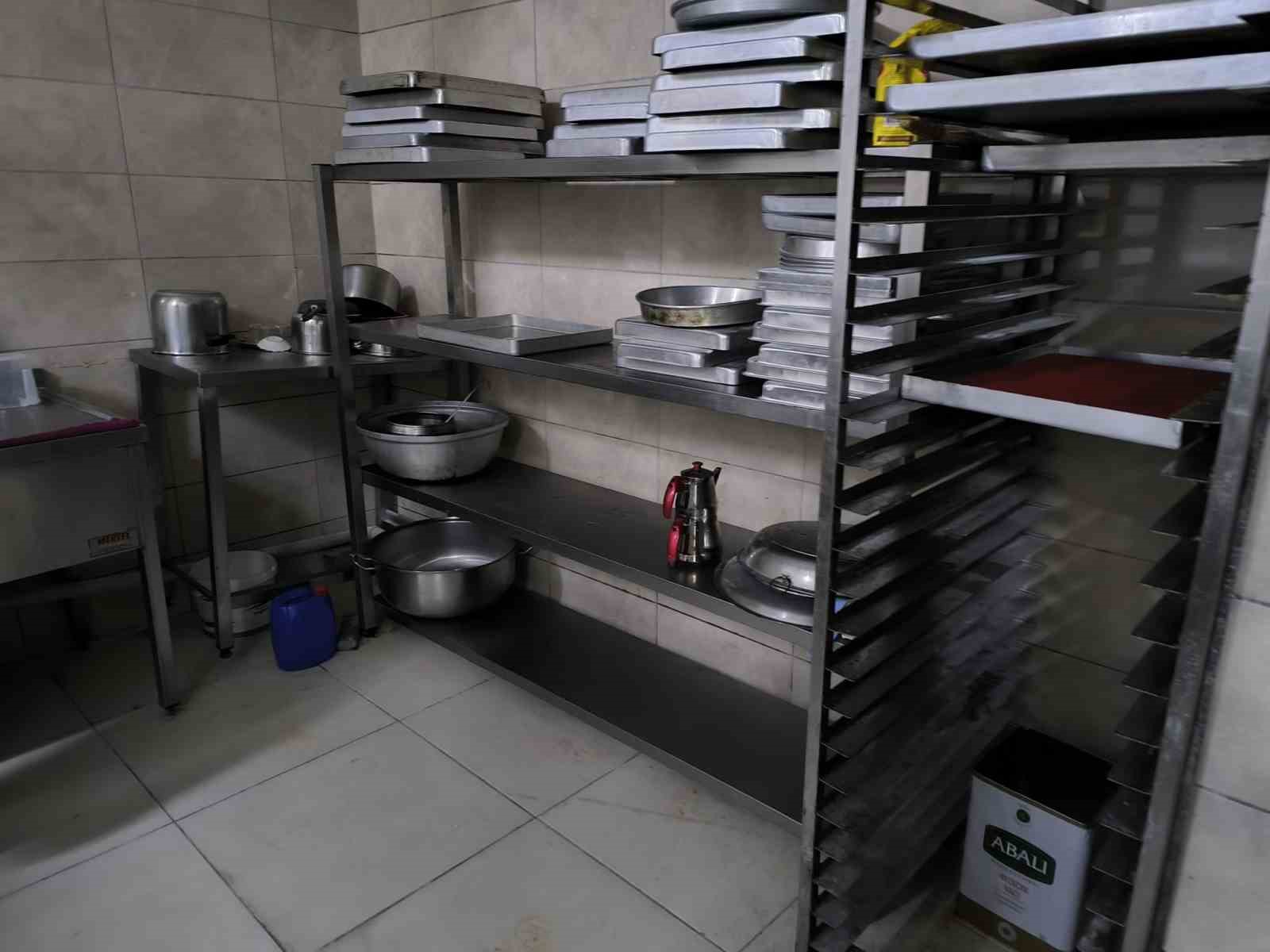 Tatlı hamurunu ayağıyla çiğnedi