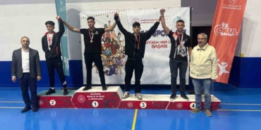 Burhaniyeli genç boksörler Balıkesir’de 8 ödül aldı