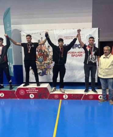 Burhaniyeli genç boksörler Balıkesir’de 8 ödül aldı