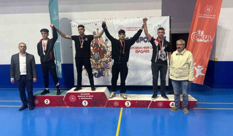 Burhaniyeli genç boksörler Balıkesir’de 8 ödül aldı