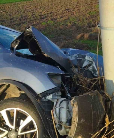 Direğe çarpan otomobil sürücüsü yaralandı