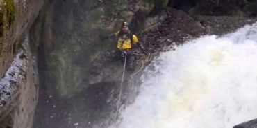 Yağmur ve kar sularıyla coşan kanyondan kurtuldu