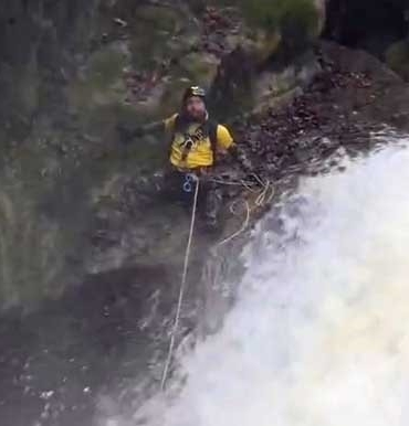 Yağmur ve kar sularıyla coşan kanyondan kurtuldu