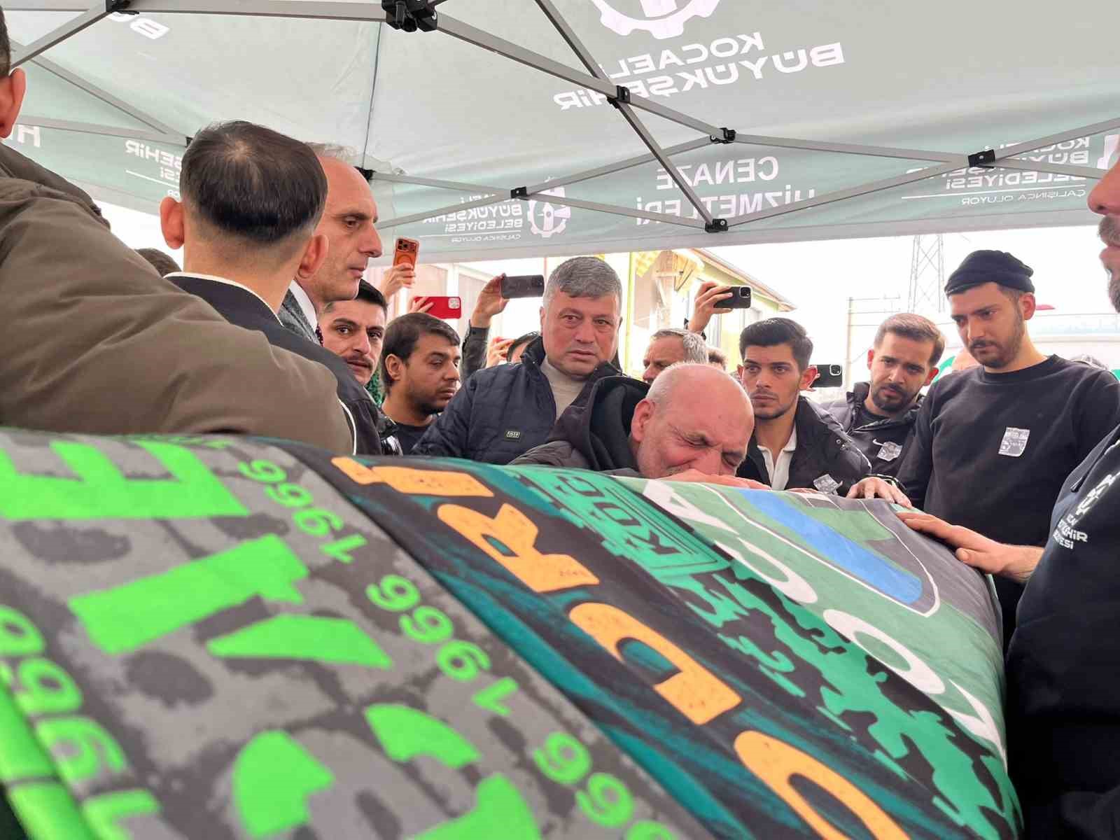 Tribünden düşerek ölen taraftarın babasından yürek yakan feryat